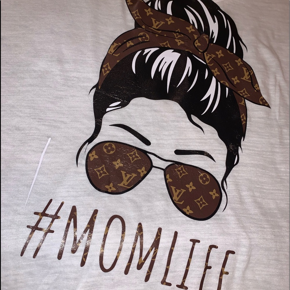 “Mom Life” LV v neck